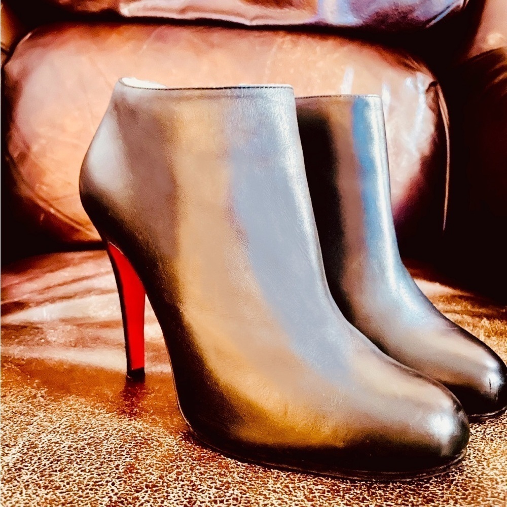 Stylish Black and Red Heeled Boots - Picture 8 of 8